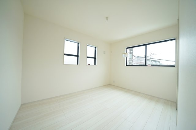 【横浜市旭区市沢町885-41全2棟新築戸建て】★仲介手数料無料★（市沢小学校・左近山中学校）の洋室