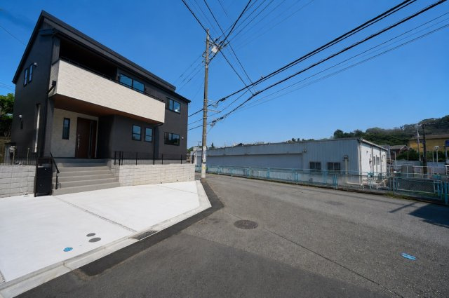 【横浜市旭区市沢町885-41全2棟新築戸建て】★仲介手数料無料★（市沢小学校・左近山中学校）の前面道路含む現地写真
