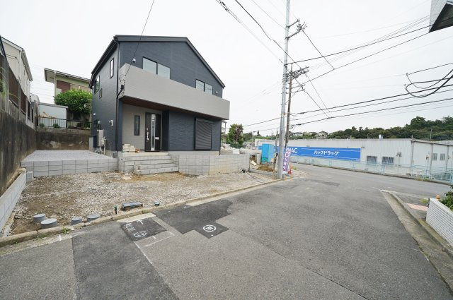【横浜市旭区市沢町885-41全2棟新築戸建て】★仲介手数料無料★（市沢小学校・左近山中学校）の前面道路含む現地写真