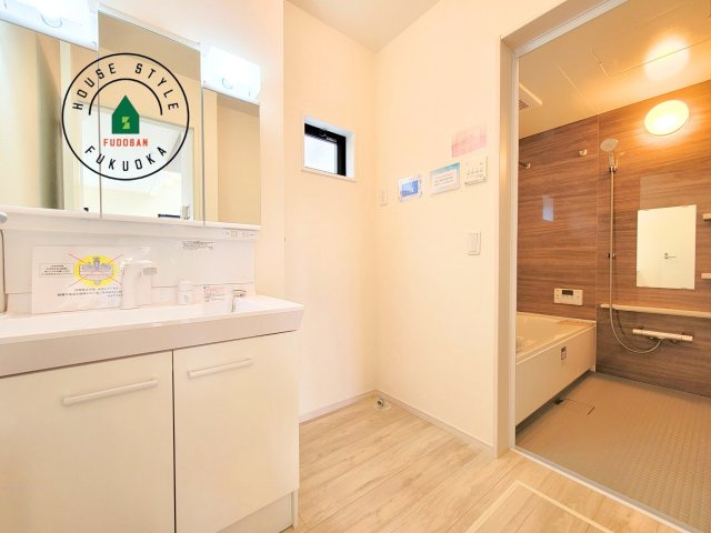 糟屋郡宇美町明神坂3丁目第2-1棟（1号棟）　の内観：施工例|ゆとりの洗面スペースで朝の身支度もスムーズに。暮らしを快適に変えるシャワー付洗面台です！