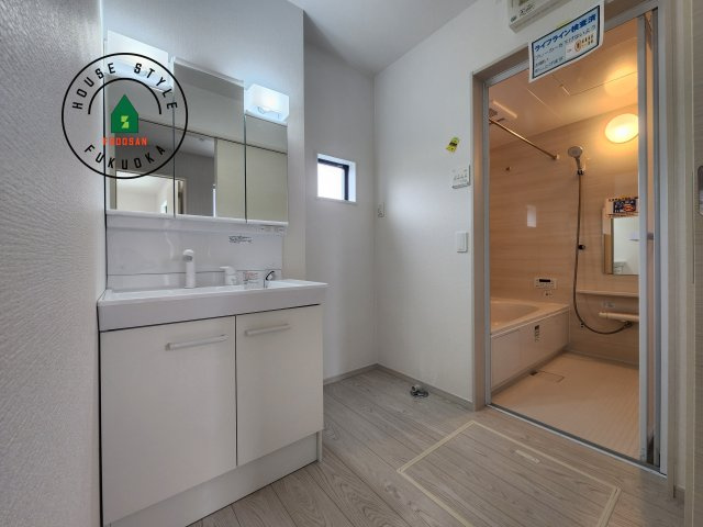 糟屋郡宇美町明神坂3丁目第2-1棟（1号棟）　の脱衣所|ゆとりの洗面スペースで朝の身支度もスムーズに。暮らしを快適に変えるシャワー付洗面台です！