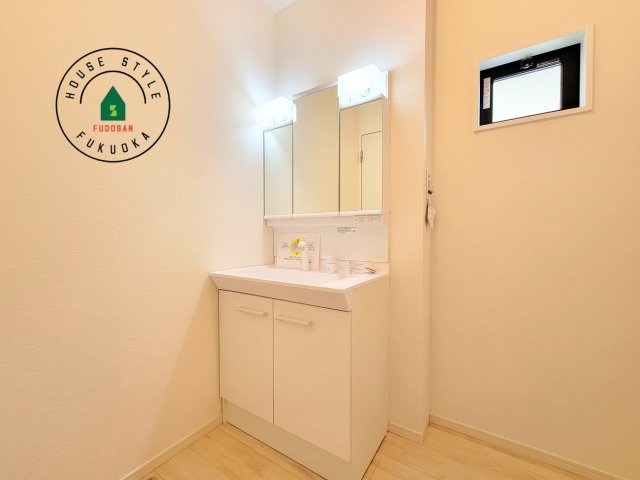 糟屋郡宇美町明神坂3丁目第2-1棟（1号棟）　の内観：施工例|毎日使うものだから清潔な空間を保ちたい水回り。洗面にはそんな願いを解消させてくれる収納アイデアが満載です。三面鏡の裏側にはキャビネットが現れ小物から背の高い物まで収納できます。