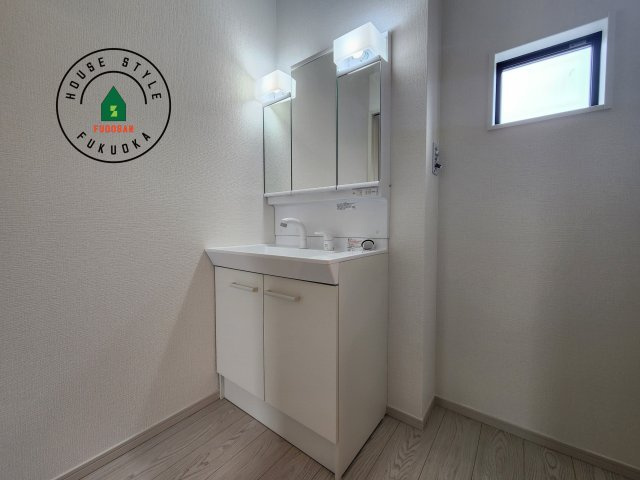 糟屋郡宇美町明神坂3丁目第2-1棟（1号棟）　の独立洗面台|毎日使うものだから清潔な空間を保ちたい水回り。洗面にはそんな願いを解消させてくれる収納アイデアが満載です。三面鏡の裏側にはキャビネットが現れ小物から背の高い物まで収納できます。