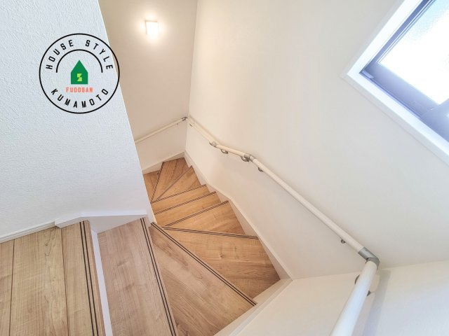 糟屋郡宇美町明神坂3丁目第2-1棟（1号棟）　の内観：施工例|＜手すり付階段＞手すりがないと階段の昇り降りで危険なことはもちろん、壁に手をつきながら歩くことで壁紙が汚れやすくなります。すべての方に快適に昇り降りしていただくため、手すりを設置しました。