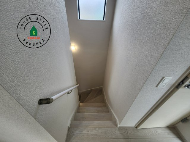 糟屋郡宇美町明神坂3丁目第2-1棟（1号棟）　の内装|＜手すり付階段＞手すりがないと階段の昇り降りで危険なことはもちろん、壁に手をつきながら歩くことで壁紙が汚れやすくなります。すべての方に快適に昇り降りしていただくため、手すりを設置しました。