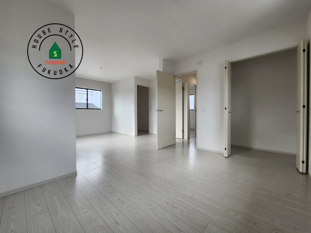 糟屋郡宇美町明神坂3丁目第2-1棟（1号棟）　の寝室|主寝室には収納力に優れたクローゼットがありますので、お部屋もすっきり片付きます。