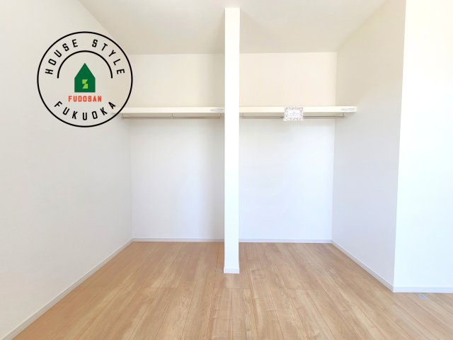 糟屋郡宇美町明神坂3丁目第2-1棟（1号棟）　の内観：施工例|洋服や大きな荷物が多い方や人数の多いご家族などは、一般的なクローゼットよりもウォークインクローゼットのほうが使い勝手が良いです。