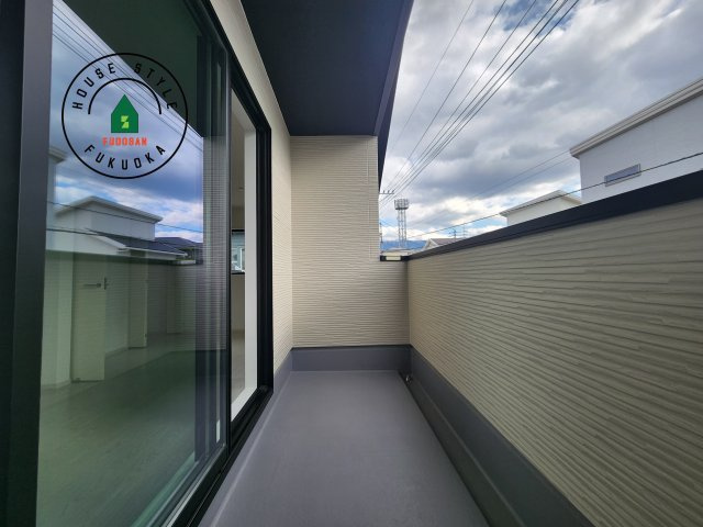 糟屋郡宇美町明神坂3丁目第2-1棟（1号棟）　のバルコニー|風をしっかりと感じられるバルコニーでは、毎日が洗濯日和です。広々としているので洗濯も楽しくなるでしょうし、気分転換にバルコニーからの眺めを楽しむのもいいでしょう。