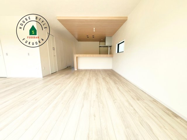 糟屋郡宇美町明神坂3丁目第2-1棟（1号棟）　の内観：施工例|キッチンからリビングをしっかり確認できます。家族の笑顔があふれる空間になりそうですね。※家具はCGを合成したものです。