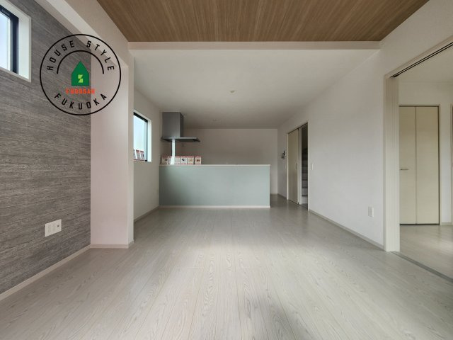 糟屋郡宇美町明神坂3丁目第2-1棟（1号棟）　の居間・リビング|キッチンからリビングをしっかり確認できます。家族の笑顔があふれる空間になりそうですね。