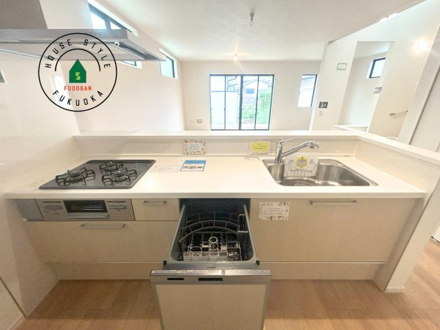 糟屋郡宇美町明神坂3丁目第2-1棟（1号棟）　の内観：施工例|ご家族を近くに感じられる対面キッチンのLDK。会話もはずみそうですね。