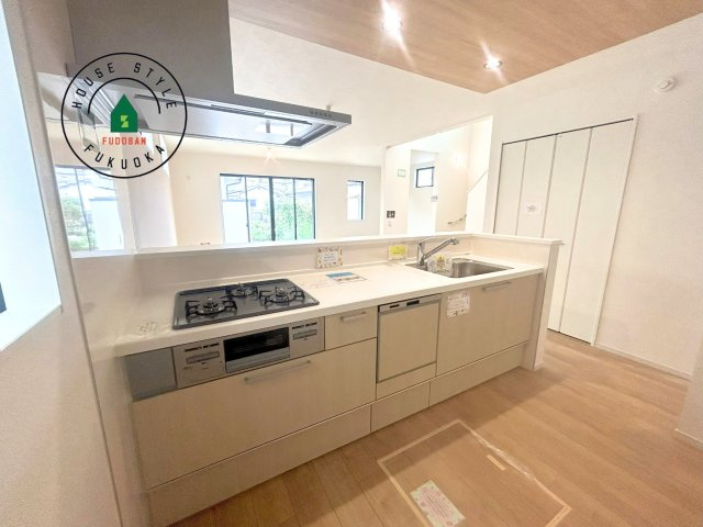 糟屋郡宇美町明神坂3丁目第2-1棟（1号棟）　の内観：施工例|ダイニングテーブルへの配膳がラクラク、お料理はかどるカウンター付きシステムキッチン！