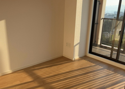 【洋室】 | グランレガーロ | 洋室のメリットは重い家具が置きやすく、身の回りが整理しやすいことです。 床がフローリングのため畳とは異なり凹みにくいです。 クローゼットなど収納が豊富で、普段使わない旅行カバンや服の整頓も簡単にです。