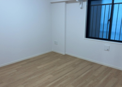 【寝室】 | グランレガーロ | 寝室でゆっくりと過ごすためにはベッド周りの適度な空間を担保することや窓の位置、照明の明るさ、寝室の広さなどを考える必要があります。自身や家族の構成とライフスタイルに併せて寝室にする部屋を選びましょう！