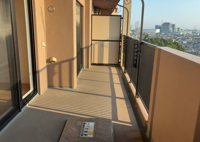 【バルコニー】 | グランレガーロ | バルコニーは、室外の専用スペースのうち、「屋根がなく開放された空間」であるものを指します。ベランダより広いタイプのものが多く、日当たりもよいため家庭菜園などを楽しみたい人にとって適した環境となります。