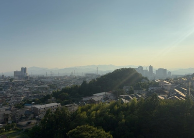 【展望】 | グランレガーロ | 眺望の良さを楽しめるダイニングキッチンで家族団らんの時間を過ごしてはいかがでしょうか。バルコニーから見える景色を家族で眺める時間は、時間が経つのを忘れてしまいそうですね。是非、現地を見に行きましょう！