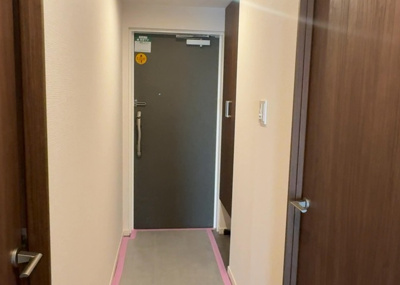 【玄関】 | グランレガーロ | 玄関は家の顔でもあり、家族以外の目にも止まる場所です。玄関は外との間を仕切る扉、靴などをしまっておく収納スペース、靴脱ぎのたたきスペース、来客とのやり取りをするドアホンなど複数のアイテムからなります。