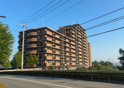 【外観】 | グランレガーロ | 外観はマンション管理がされているかの目安になります。築年数が古いと、壁面は劣化してひび割れが生じることも！建物が古びていても細かいところが修繕されていると、きちんと管理されているなぁと感じるでしょう。