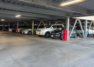 【駐車場】 | グランレガーロ | 車一台あたりに必要なスペースは、標準サイズの普通自動車で横幅2m50cm、長さ5mは必要になります。ただし、乗降のことも考慮して横幅3m30cm、長さ5m50cmほどは確保できるところを選びましょう。