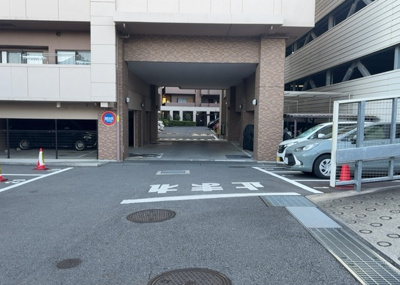 【駐車場】 | グランレガーロ | 駐車場と明記されていても、最小スペースでつくられた駐車場だと大型車は駐車できなかったり、出入りしにくくなったりする可能性があります。お車のサイズと購入したい物件の駐車場のサイズを現地で確認しましょう。