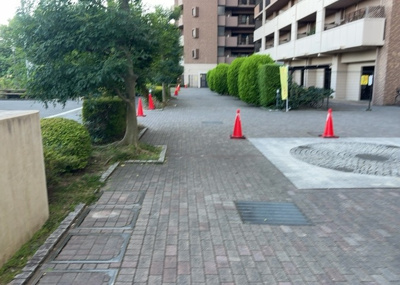 【庭】 | グランレガーロ | 物件によっては、入居者が個人的に使用できる専用庭がついているものもあります。また、住宅の中にある土間の部分を庭と呼ぶこともあります。庭の用途は住む人によって変わり、それによってデザインもさまざまです。