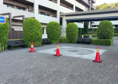 【中庭】 | グランレガーロ | 中庭（パティオ）とは、一つの建築物の内部に設けられた、壁などで囲われている庭のことを指します。コの字型、ロの字型が主流ですが、L字型の中庭もあります。最近では、インテリア性の高さからも人気があります。