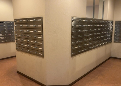 【設備】 | グランレガーロ | エントランス付近に設置されている集合ポストは、住んでいる部屋と離れているため、ポストをあさるなど誰かに何かされていても被害に気づきにくいです。入居する時には他人に特定されにくい番号で鍵をかけましょう！