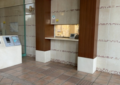 【受付】 | グランレガーロ | 受付はマンションコンシェルジュがいる場合もあれば、管理人が滞在する小部屋を総称して呼ぶことがあります。主にエントランスに設置されていることから、防犯面でも期待ができます。防犯設備がない場合はより安心！