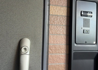 【防犯設備】 | グランレガーロ | 当然のことではありますが、オートロックやセンサーライト、ホームセキュリティーなどの防犯設備があれば、小さいお子様がいるご家庭も安心ですよね！まず物件購入の際は、防犯設備もチェックするようにしましょう。