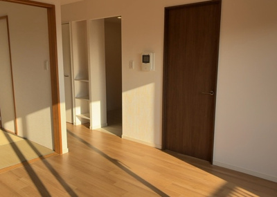 【キッチン】 | グランレガーロ | L型アイランドタイプは、キッチンからダイニングにもリビングにも目が行き届くので、とても使いやすい配置です。L字型独立タイプは、キッチンを独立させてるためLDKというよりもLDといった様なイメージです。