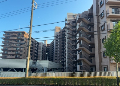 【構造・工法・仕様】 | グランレガーロ | ＲＣ造、Reinforced Concreteは直訳すると補強されたコンクリートです。主に柱や梁・床・壁が鉄筋とコンクリートで構成おり、鉄筋を組んだ型枠にコンクリートを流し込んで固めたものを指します。