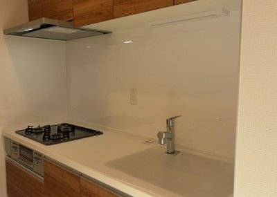 【キッチン】 | グランレガーロ | 標準的なシステムキッチンの横幅は、165cm～300cm程度です。2100・2400・2550・2700などミリ単位で表記されます。普段どのように料理をするのかを想定しながら合ったサイズを選びましょう