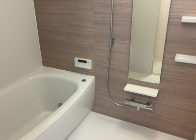 【浴室】 | グランレガーロ | 入浴時の快適さも大事なことですが、綺麗な状態を維持できなければ気持ちよく入浴できません。毎日の掃除が楽という点は大事なポイントになります！カビが生えにくく掃除がしやすい、壁や浴槽を選ぶといいでしょう。