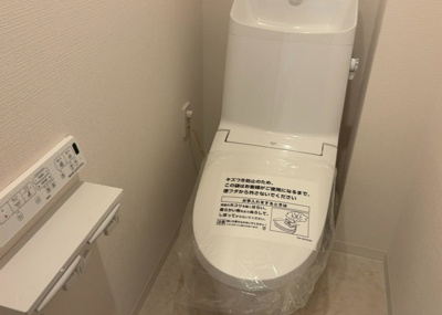 【トイレ】 | グランレガーロ | トイレは大きさや形、機能、抗菌性などが異なる多種多彩なタイプが各メーカーから出ています。それぞれに良さがあるため、事前にどういったタイプのトイレがいいのかをご家庭内で決めて、内見に行くといいでしょう。