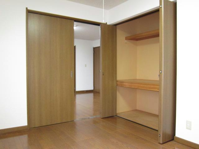 ハイツ弥生の居間・リビング