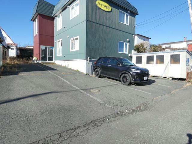 ハイツ弥生の駐車場