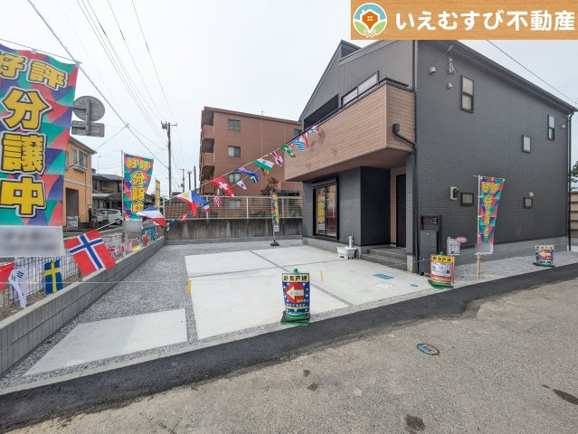 Livele Garden.S　熊谷石原1丁目の駐車場|並列3台駐車可能なゆとりのカースペース
複数台車をお持ちでも、お友達が遊びに来てもゆとりの駐車スペース！