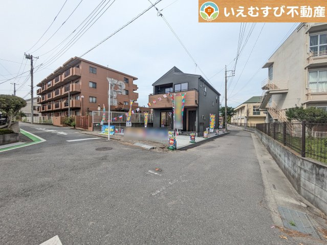 Livele Garden.S　熊谷石原1丁目の前面道路含む現地写真|南東角地で開放的
ゆとりの広さの前面道路でお車の出し入れ楽々♪南東角地で日当り良好！
