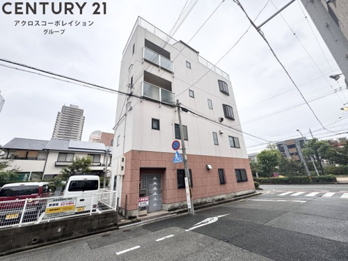 1階玄関、3F4Fが居住空間。屋上バルコニー付き