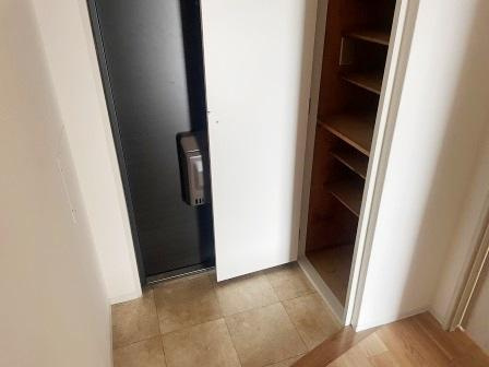 ヤマダマンションの玄関