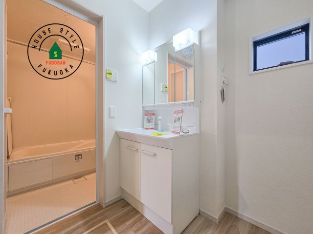 太宰府市朱雀4丁目第1-4棟（2号棟）　の脱衣所|ゆとりの洗面スペースで朝の身支度もスムーズに。暮らしを快適に変えるシャワー付洗面台です！