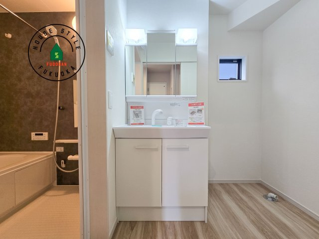 太宰府市朱雀4丁目第1-4棟（2号棟）　の独立洗面台|毎日使うものだから清潔な空間を保ちたい水回り。洗面にはそんな願いを解消させてくれる収納アイデアが満載です。三面鏡の裏側にはキャビネットが現れ小物から背の高い物まで収納できます。