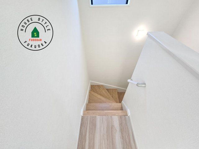 太宰府市朱雀4丁目第1-4棟（2号棟）　の内装|＜手すり付階段＞手すりがないと階段の昇り降りで危険なことはもちろん、壁に手をつきながら歩くことで壁紙が汚れやすくなります。すべての方に快適に昇り降りしていただくため、手すりを設置しました。