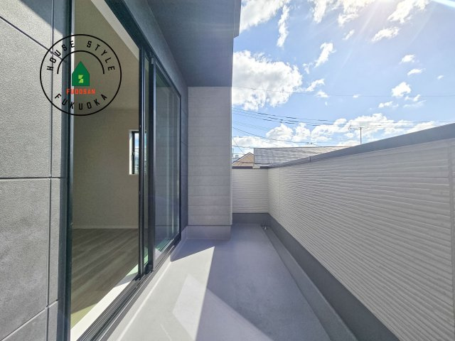 太宰府市朱雀4丁目第1-4棟（2号棟）　のバルコニー|風をしっかりと感じられるバルコニーでは、毎日が洗濯日和です。広々としているので洗濯も楽しくなるでしょうし、気分転換にバルコニーからの眺めを楽しむのもいいでしょう。