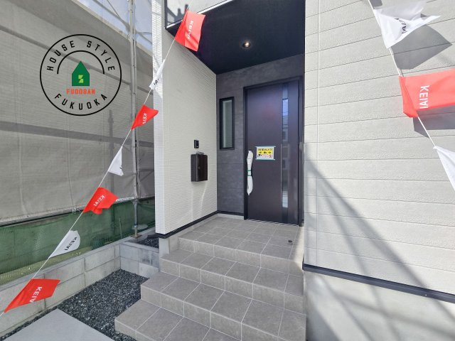 太宰府市朱雀4丁目第1-4棟（2号棟）　の玄関|おでかけの時も帰った時も、「我が家」を最初に感じでもらえる素敵な空間に。