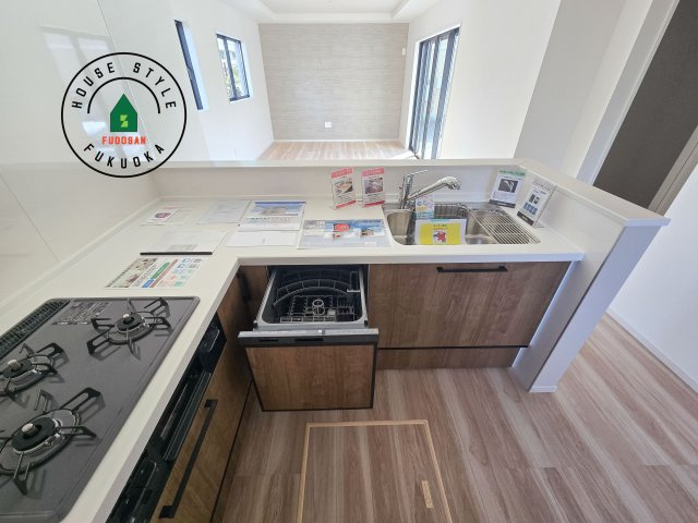 太宰府市朱雀4丁目第1-4棟（2号棟）　のキッチン|ご家族を近くに感じられる対面キッチンのLDK。会話もはずみそうですね。