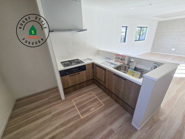 太宰府市朱雀4丁目第1-4棟（2号棟）　のキッチン|ダイニングテーブルへの配膳がラクラク、お料理はかどるカウンター付きシステムキッチン！