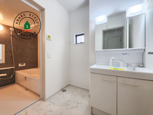 春日市春日原北町5丁目第1-2棟（1号棟）　の内観：施工例|ゆとりの洗面スペースで朝の身支度もスムーズに。暮らしを快適に変えるシャワー付洗面台です！