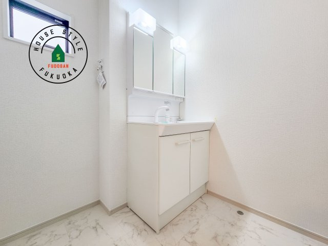 春日市春日原北町5丁目第1-2棟（1号棟）　の内観：施工例|毎日使うものだから清潔な空間を保ちたい水回り。洗面にはそんな願いを解消させてくれる収納アイデアが満載です。三面鏡の裏側にはキャビネットが現れ小物から背の高い物まで収納できます。