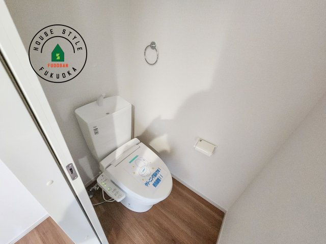 春日市春日原北町5丁目第1-2棟（1号棟）　のトイレ|温水洗浄便座を完備しております。2ヶ所にトイレがあるのは朝の慌ただしい時間も安心です。